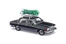 Busch H0 MB W123 Limousine mit Tannenbaum auf dem Dach