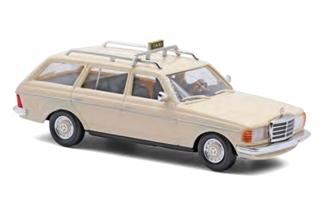 Busch H0 MB W123 T-Modell, Taxi mit Fahrerfigur