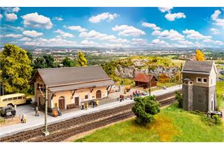 Faller H0 Bahnhof Susch mit Schalthaus, Toilette und Brunnen (Sonderserie CH)