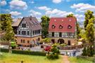Faller H0 Fachwerkhaus mit Wirtschaftsgebäude