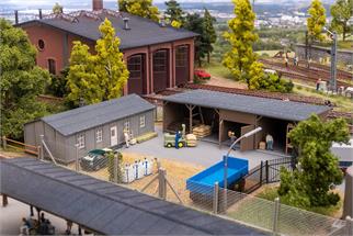 Faller H0 Monatsmodell Juli - Baracke mit Kohleschuppen