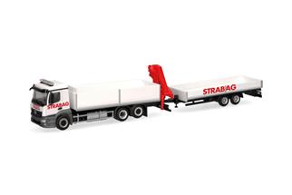 Herpa H0 MB Actros M Baustoff-LKW mit Kran und Tieflade-Anhänger, STRABAG