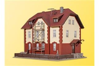 Kibri H0 Eisenbahner Wohnhaus mit Nebengebäude