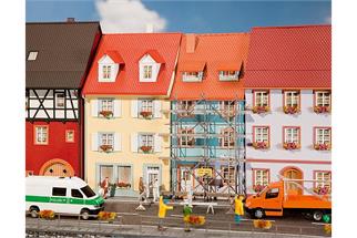 Faller H0 Kleinstadthäuser mit Malergerüst (Inhalt: 2 Stk.)