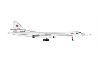 Herpa 1:200 Russian Air Force Tupolev TU-160 Blackjack/White Swan, RF-94102 / 02 red