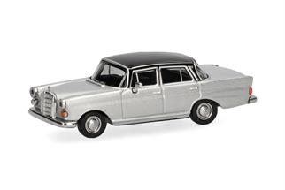 Herpa H0 MB 200 Heckflosse, silbermetallic/schwarz