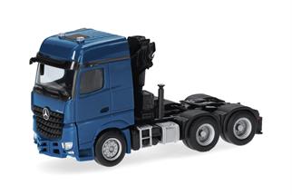 Herpa H0 MB Arocs '18 Bigspace Zugmaschine mit Ladekran, enzianblau
