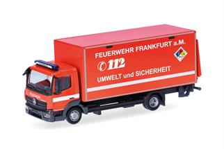 Herpa H0 MB Atego '13 Koffer-LKW mit Ladebordwand, Feuerwehr Frankfurt - GW-Öl