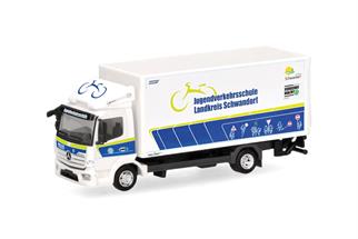 Herpa H0 MB Atego '13 Koffer-LKW mit Ladebordwand, Jugendverkehrsschule LK Schwandorf