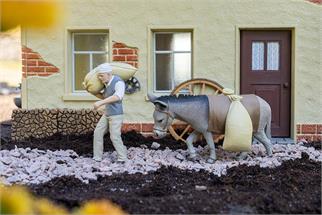 Pola G Müller mit Esel