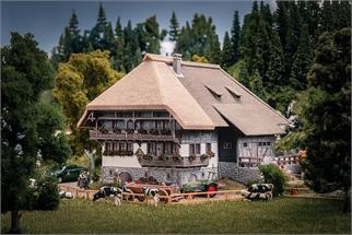 Faller H0 Jubiläumsmodell - Schwarzwaldhof mit 2 Figuren