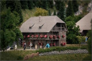 Faller N Jubiläumsmodell - Uhrenmacherhäusle mit Figur