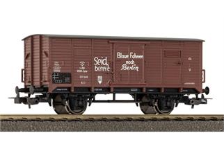 Piko H0 DR gedeckter Güterwagen G 02, FDJ - Blaue Fahnen nach Berlin, Ep. III