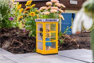 Pola G Telefonzelle mit Figur
