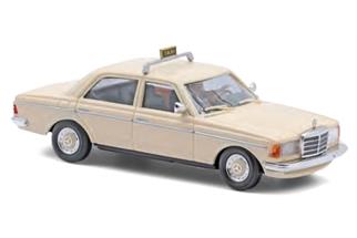 Busch H0 MB W123, Taxi mit Fahrerfigur
