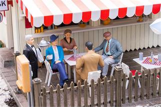 Pola G Sitzende Restaurantgäste