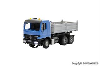 Viessmann H0 CarMotion Basis Startset, MB Actros Muldenkipper blau mit Rundumleuchten